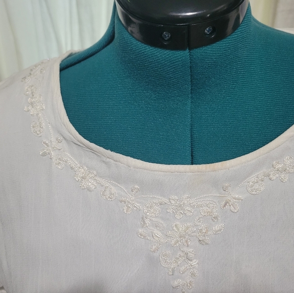 Beautiful Cream Dress - Picture 4 of 5